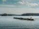Träbrygga i en lugn skärgårdsvik med skogklädda öar